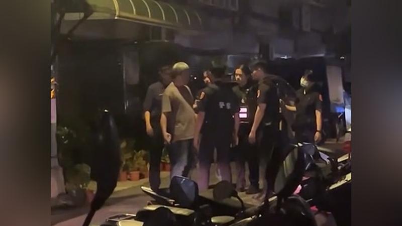 46歲謝男(灰衣短袖)因1萬多元修車費與父親爆發激烈口角,情緒失控持水果刀不斷大聲吼叫,驚動鄰居報案求助。(圖/rickiewei提供)