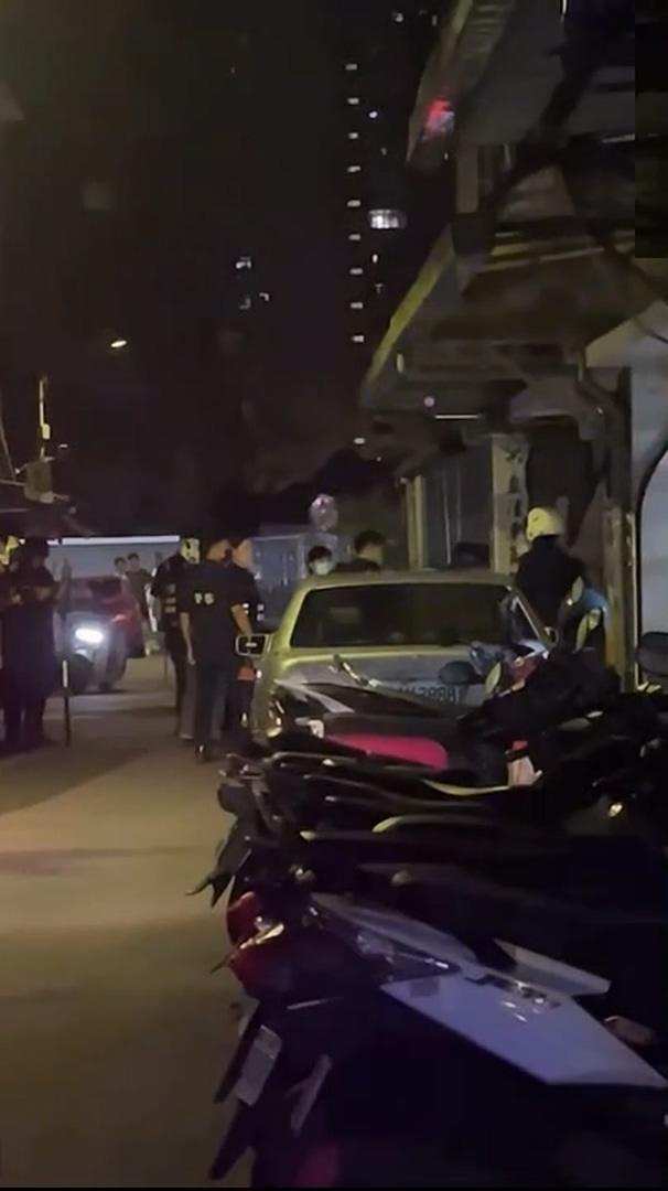 信義分局迅速召集快打警力到場協助管束,及時控制現場局勢。(圖/rickiewei提供)