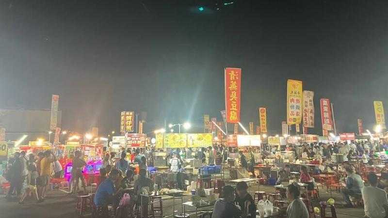 田中秧夜市7月重新開幕後,一度湧入不少人潮,近日卻只剩一攤鹹水雞營業。(圖/翻攝自田中秧夜市FB)