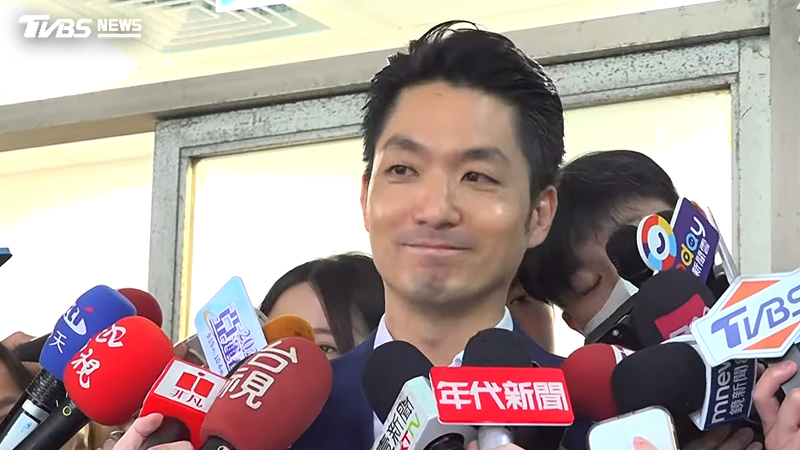 台北市長蔣萬安一早出席公費流感及新冠疫苗開打記者會。(圖/TVBS)