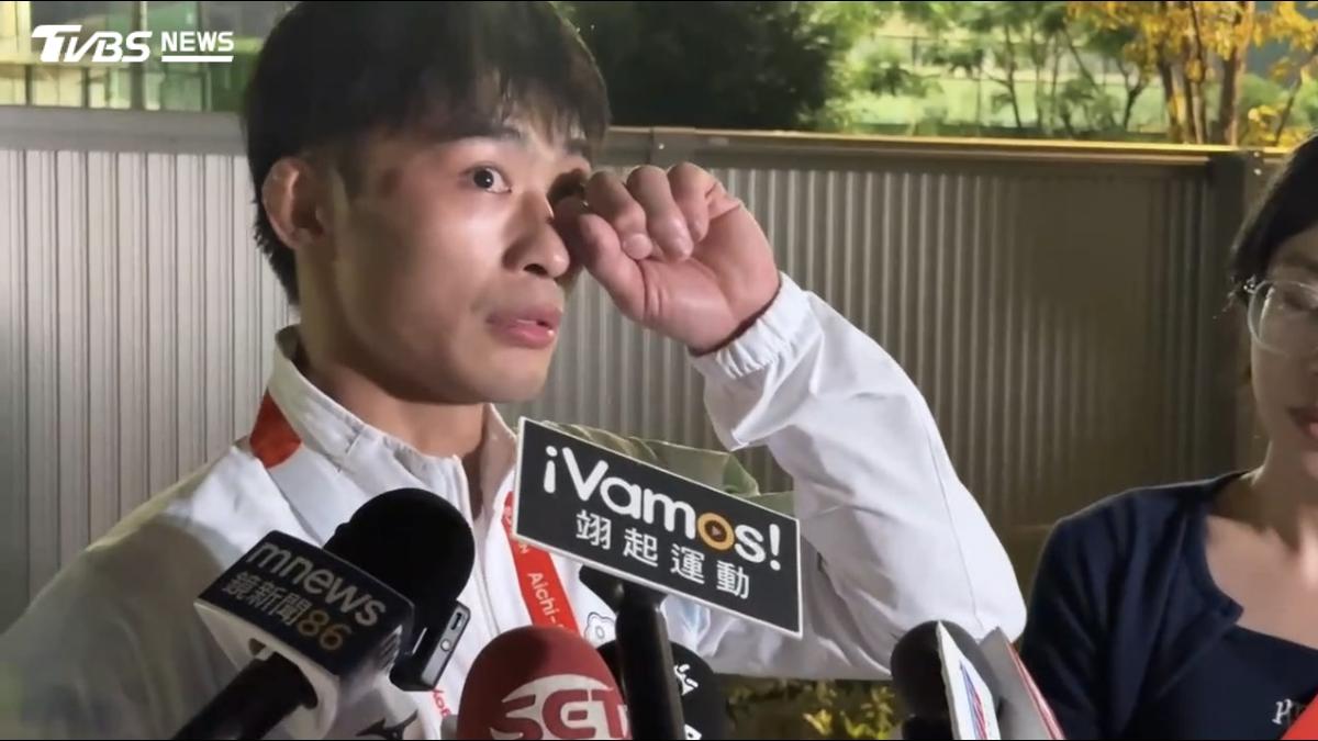 楊勇緯銅牌戰落敗哽咽 李洋暖抱安慰