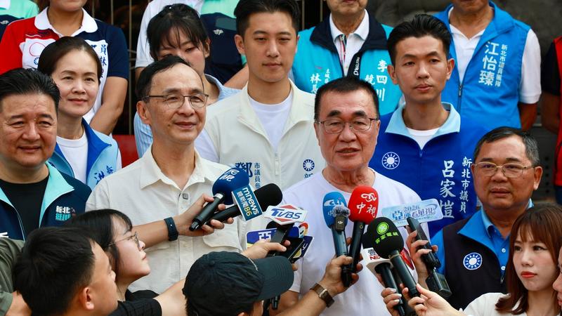 國民黨前主席朱立倫陪同新北市長參選人李四川拜廟。(圖/朱立倫辦公室提供)