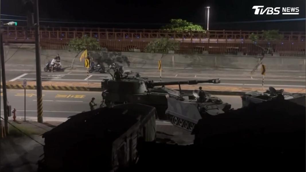 自走砲車才要從路邊轉出道路,隨即傳出疑似好幾聲撞擊聲響,緊接著現場傳出淒厲的哀號聲(圖/翻攝Threads@allen193892)