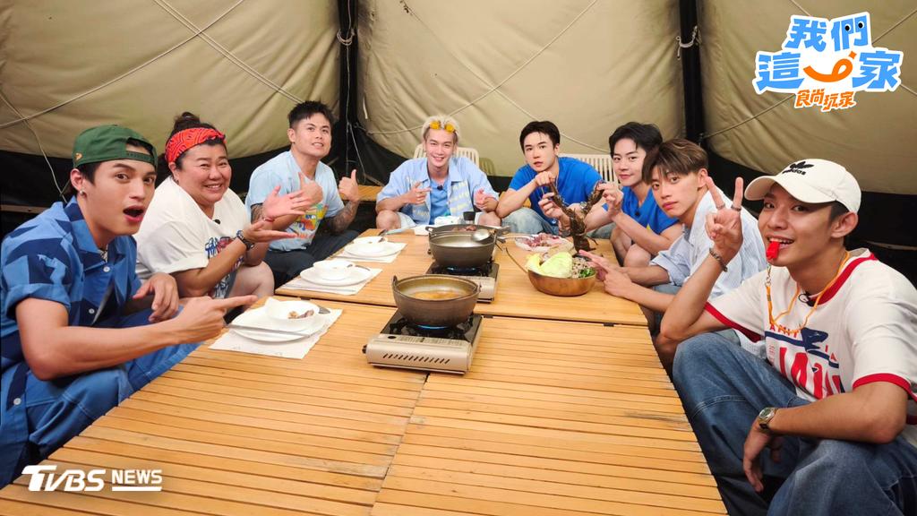 哲言(左起)、林美秀、張再興、子翔、祖安、佳辰、文廷、煥鈞玩真心話大冒險。(圖/TVBS)