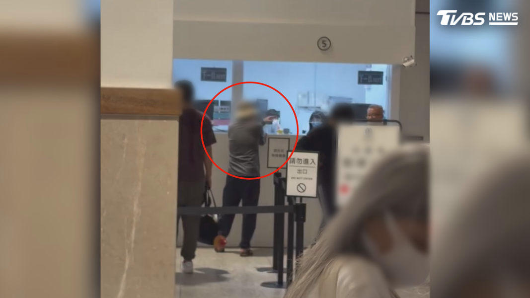 一名戴著帽子、身穿深色上衣的男性旅客,站在台南車站售票櫃台前,不斷對著工作人員大呼小叫(圖/翻攝Threads@mo_rou0826)