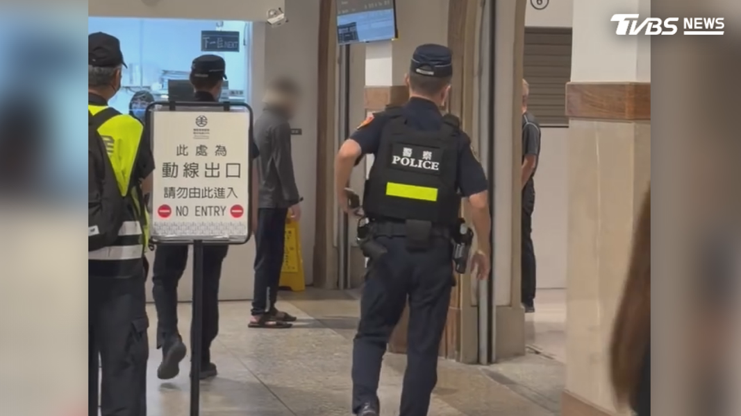 男子越講越大聲、越講越激動,隨後又從櫃檯鬧到站務人員面前,沒多久鐵路警察趕到現場(圖/翻攝Threads@mo_rou0826)