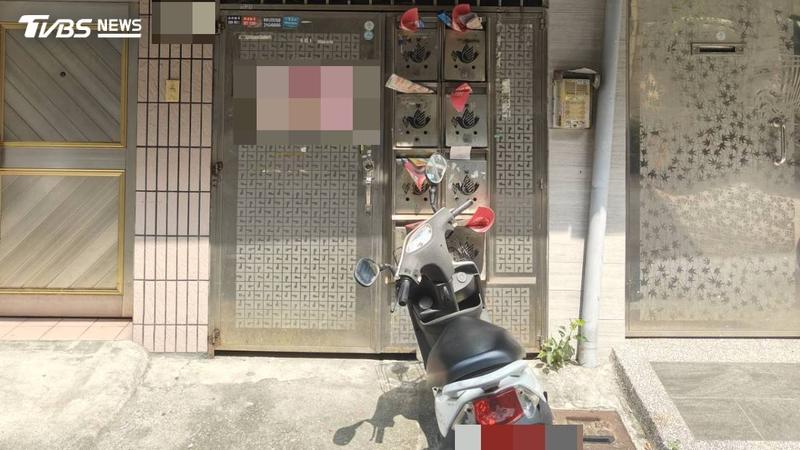 高雄民宅傳出男子陳屍房內,警方到場調查。(圖/TVBS)