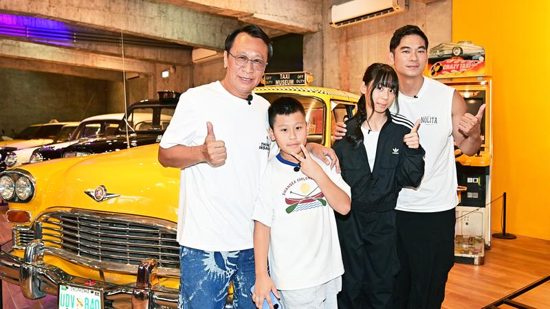 亮哲(右起)與女兒小緹、游安順(左1)與兒子游禮一起上節目。(圖/台視)