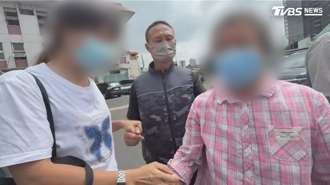 死者家屬悲痛抵達殯儀館,面對突如其來的噩耗,白髮人一度哭斷腸(圖/TVBS)