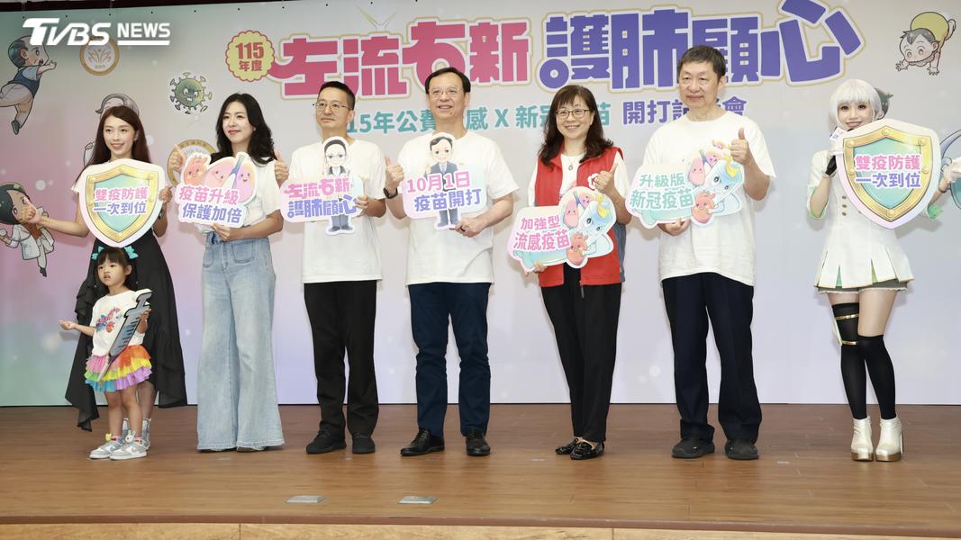 衛福部長石崇良(中)表示今(1)日健康幣上路,流感跟新冠打完賺了1350幣。(圖/潘建樺攝)