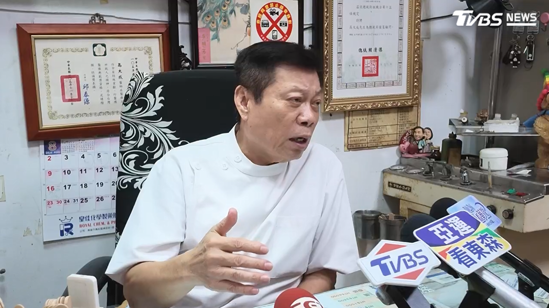 高大成分析,死者可能有兩個原因遭毆打,一個是吃藥睡著後才被毆打,另一個則是3至4個人站在旁邊,其中一人出手毆打,死者也不敢反抗(圖/TVBS)