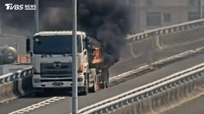 開到一半冒煙!國3砂石車急停匝道「下秒吞噬成火球」