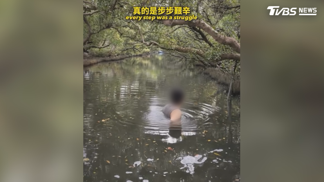 台南四草綠色隧道為國家級濕地及台江國家公園水域,一名吳姓男子,在搭船過程中,要價8千元的名牌太陽眼鏡,不小心落水,吳姓網紅親自下水,在水中搜尋找回眼鏡(圖/翻攝Threads@johnny.wu.0223)