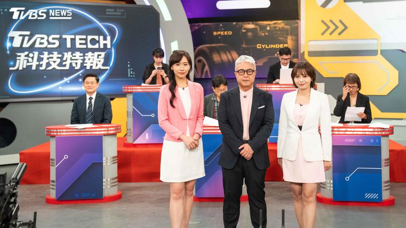 《TVBS TECH科技特報》第三季推出「機器人」主題,主持人趙慶翔(左起)、朱紀中、邱子玲共同主持(圖/TVBS)