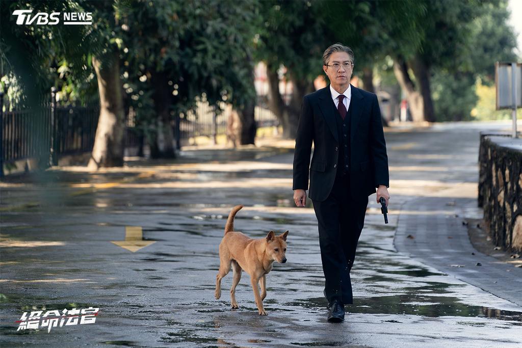 張家輝劇中為兒子不惜遊走黑、白兩道之間。（圖／TVBS）
