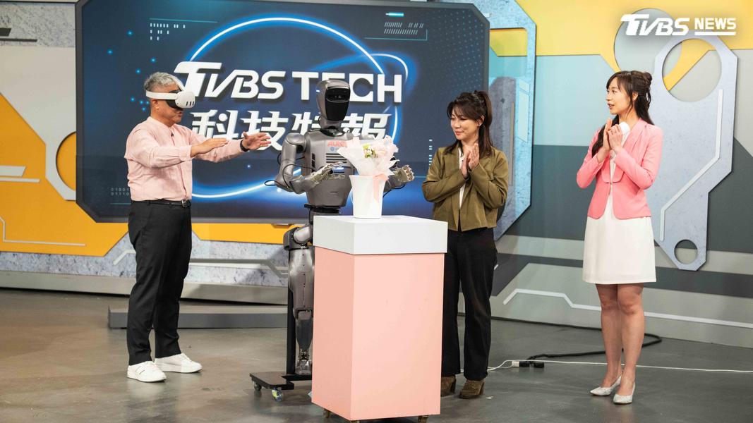 朱紀中配戴VR眼鏡實際操作機器人Atom(圖/TVBS)
