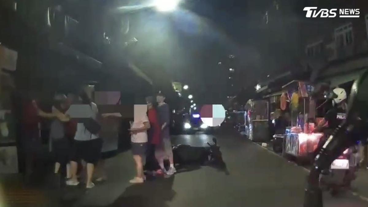 蘆洲婦撞死幼貓!攤商不滿「沒吊樹頭」攔下爆衝突