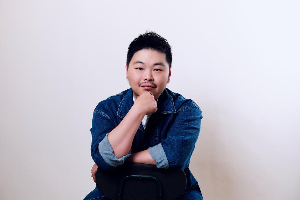 近年替彭佳慧、劉若英、許富凱、許光漢等多位歌手譜曲創作的音樂人阿超以「歌手」身分參戰蟹逅小聚場。(圖/吾蟹可擊提供)