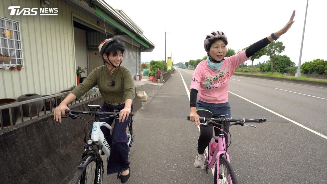 陳亭妃自我介紹時,說自己是「鐵馬妃妃」。這不是只是嘴上說說,她在台南常常騎著鐵馬跑透透,還練就邊騎車,邊打招呼的好技術。(圖/柯勝雄攝)