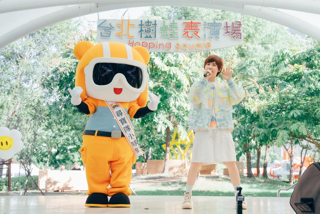 小魏兒童新樂園吉祥物「尋寶隊小隊長」一起跳虎爪舞。（圖／相信音樂提供）