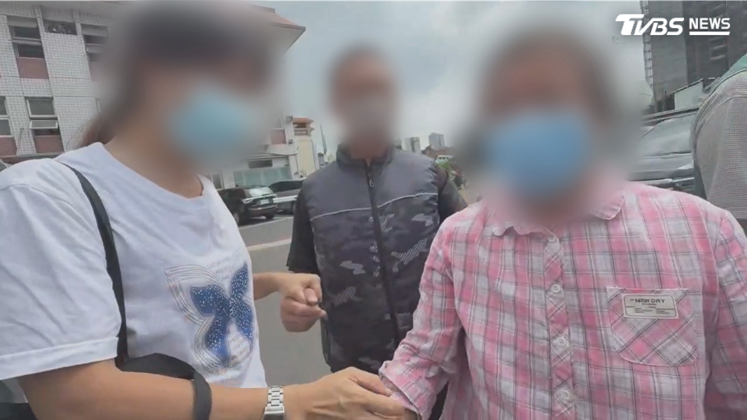 死者家屬悲痛抵達殯儀館,面對突如其來的噩耗,白髮人一度哭斷腸(圖/TVBS)