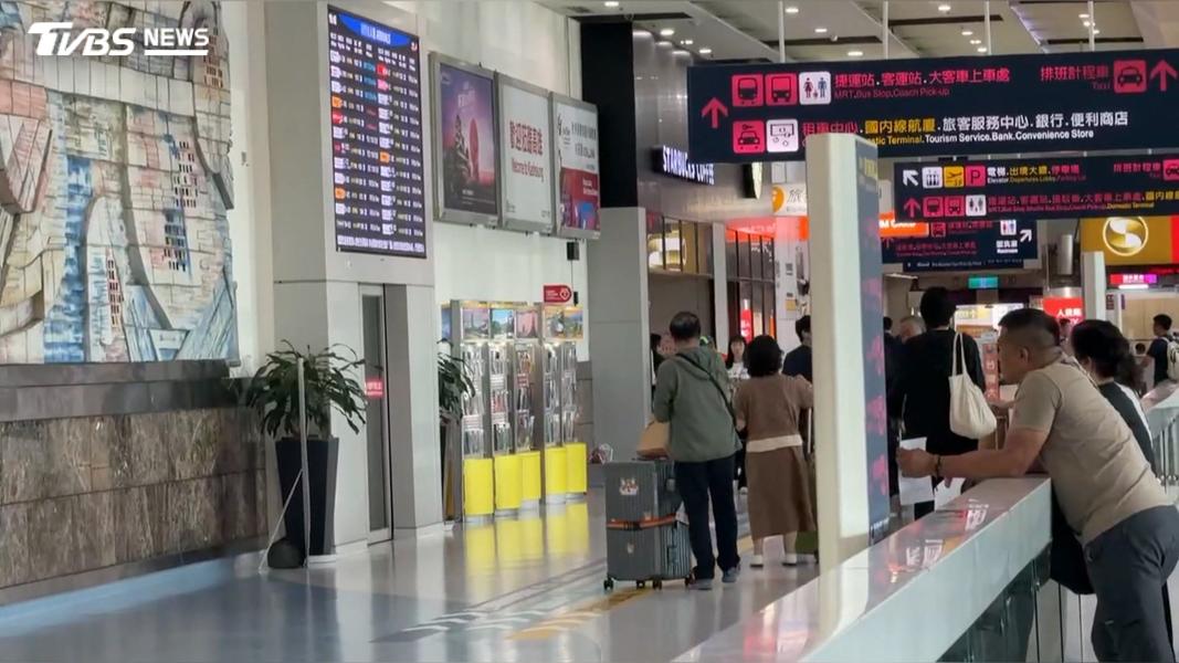 陳姓女子於9月27日從上海搭機返台,入境高雄小港機場時,行李箱內裝有一包鴨舌頭及一包豬肉乾,當時幸運未被查獲。(圖/TVBS)