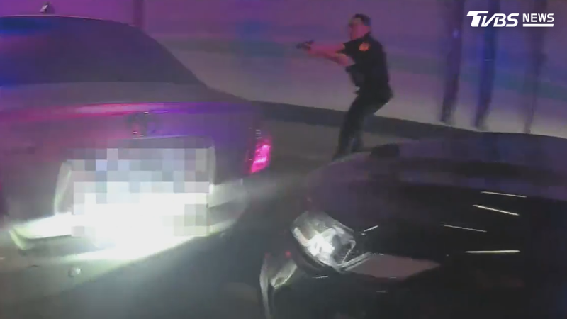 50歲楊姓男子,拒檢撞警車逃40公里,警7車包圍「連開3槍」破窗逮人,車內搜出吸食器。(圖/TVBS)