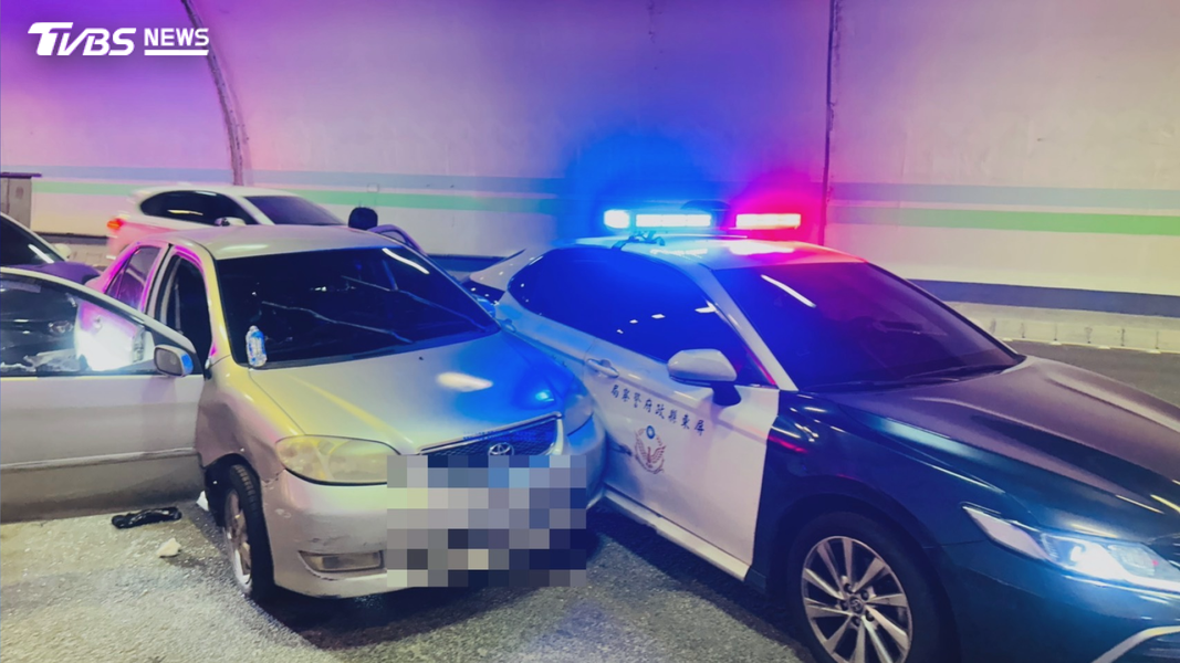 破窗過程中造成1名員警手部擦傷,經查該車由楊姓男子駕駛,並於車上查獲吸食器。(圖/TVBS)