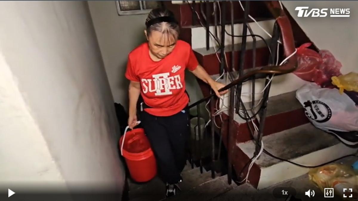 親戚切水管!她2月無水「日扛8桶」