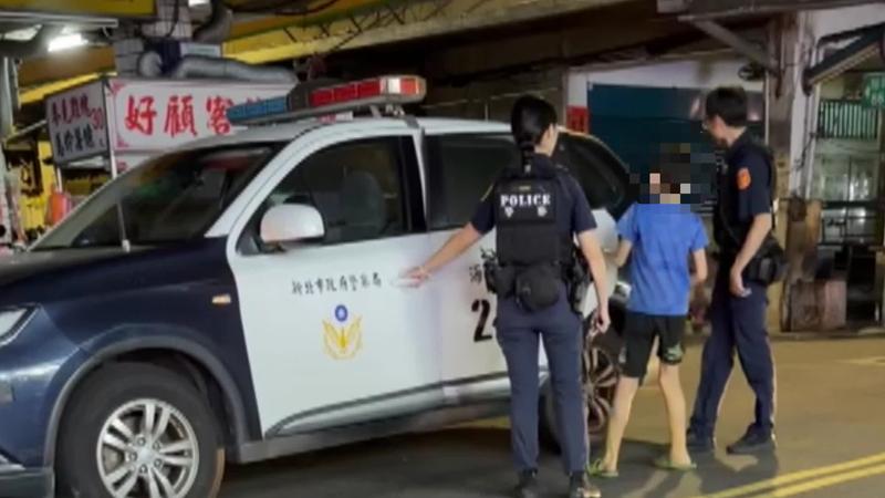 男童經常遊蕩遭警送回家。(圖/TVBS)