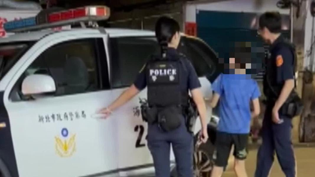 男童經常遊蕩遭警送回家。(圖/TVBS)