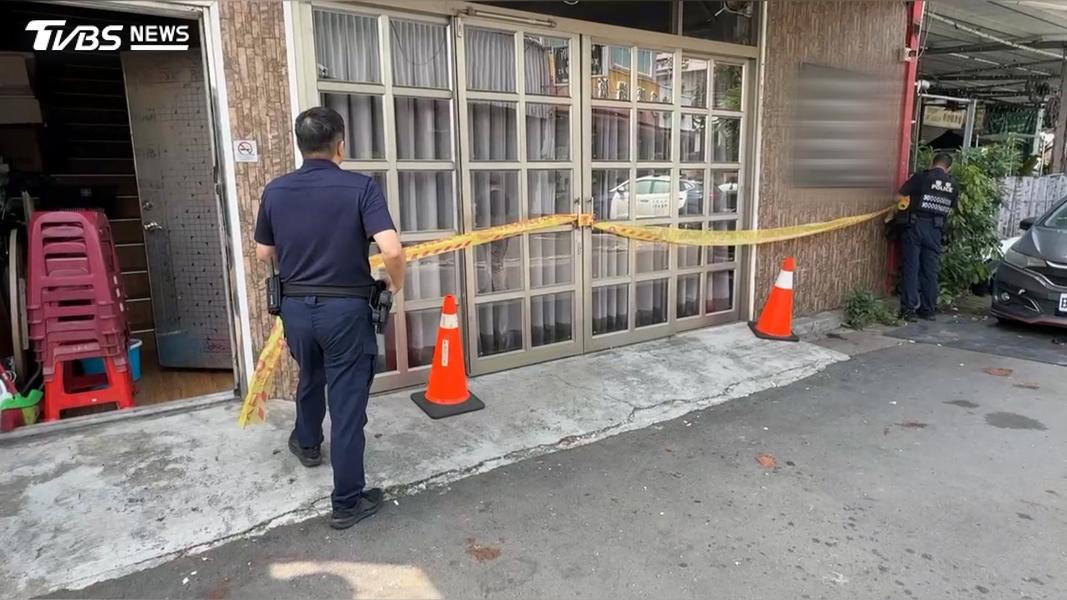 大批員警及鑑識人員才趕抵現場拉起封鎖線展開調查。(圖/TVBS)
