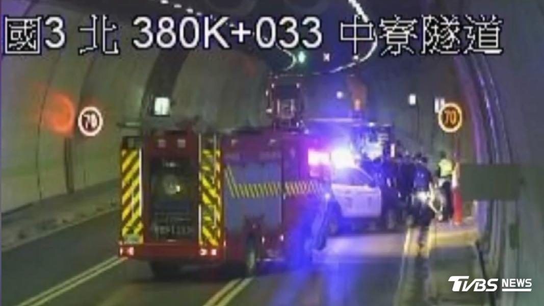 屏東飆到高雄,楊姓男子護通緝女友衝國道,4警車包夾「對空鳴3槍」逮人。(圖/TVBS)