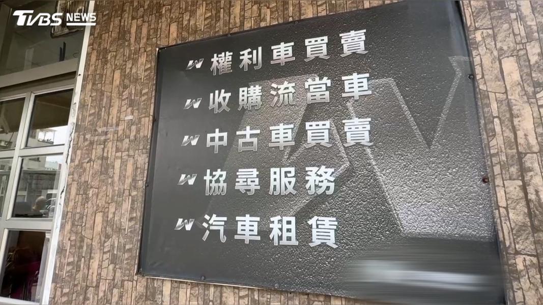 30日凌晨,嫌犯就是開著老闆的車輛運屍,一度逃到台東試圖棄屍,過程中還不忘假冒死者身分向家人傳訊報平安。(圖/TVBS)