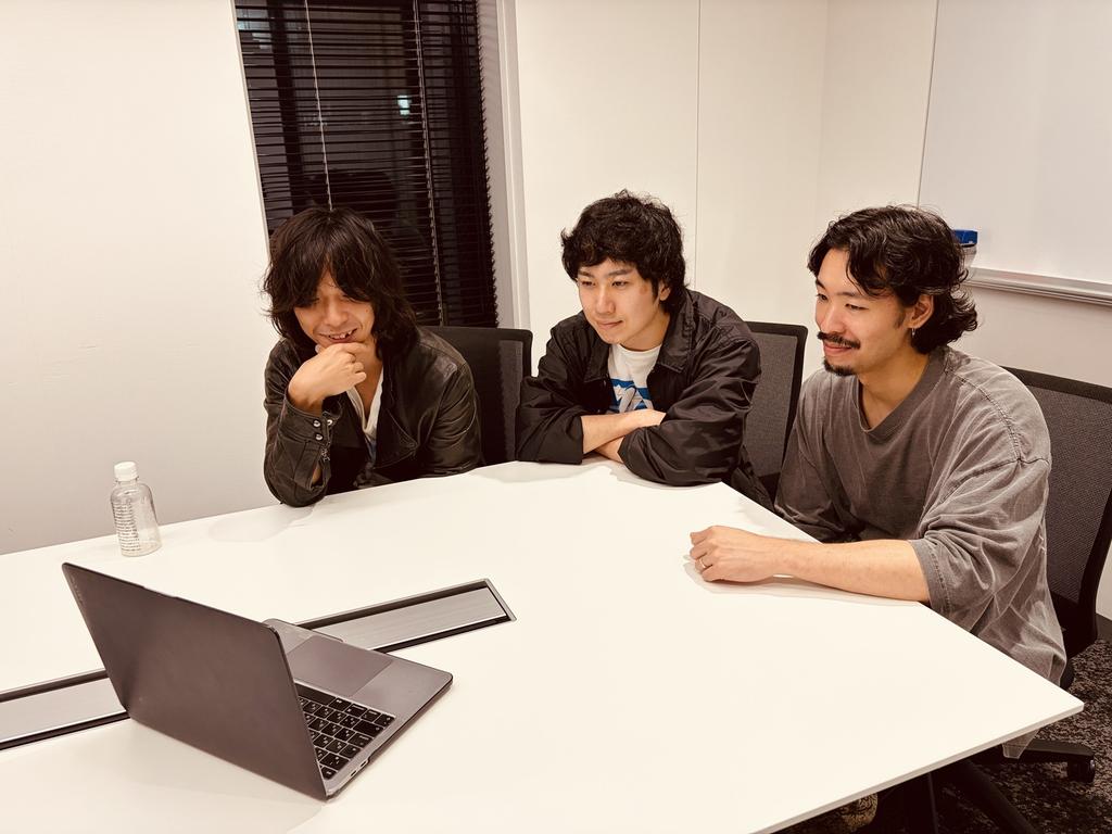 3成員認真聽著媒體發問,提到其他成員時還會幫忙舉手示意,方便媒體認識他們。(圖/超多毛娛樂提供)
