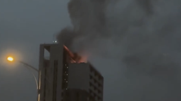 快訊/北市錦州社宅樓頂烈焰狂燒 新生高架上駕駛驚險目擊