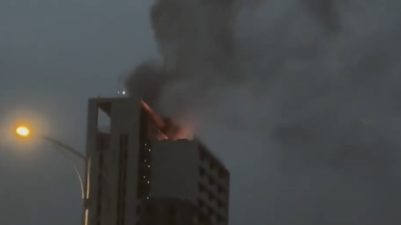 台北中山區錦州社宅樓頂晚間發生火警。(圖/網友ppeeii0727授權)