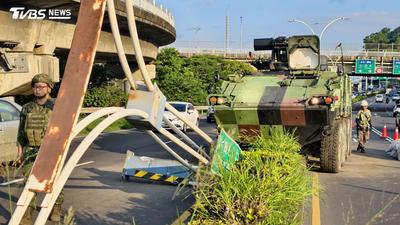雲豹甲車撞斷燈桿卡分隔島!駕駛女軍官疑1原因釀禍