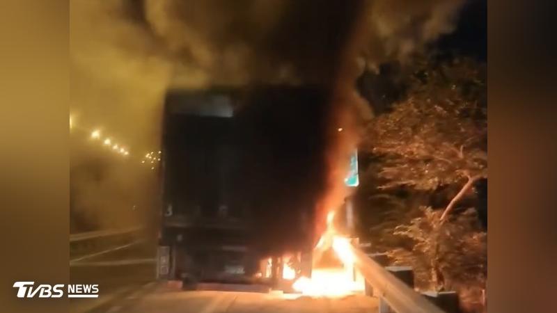 國3苗栗路段冷凍大貨車自燃起火。(圖/警方提供)