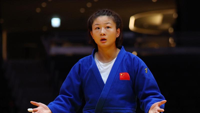 中國隊選手唐婧亞運場上咬人。(圖/達志影像路透社)