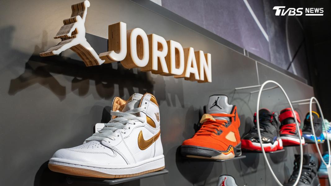 面對生活休閒系列(Sportswear)、Jordan品牌與中國市場陷入苦戰,Nike宣布深化的全球重組計畫。(圖/Shutterstock達志影像)