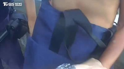 北市環東高架驚見半裸男逛大街!心虛襲警遭壓制搜出安毒