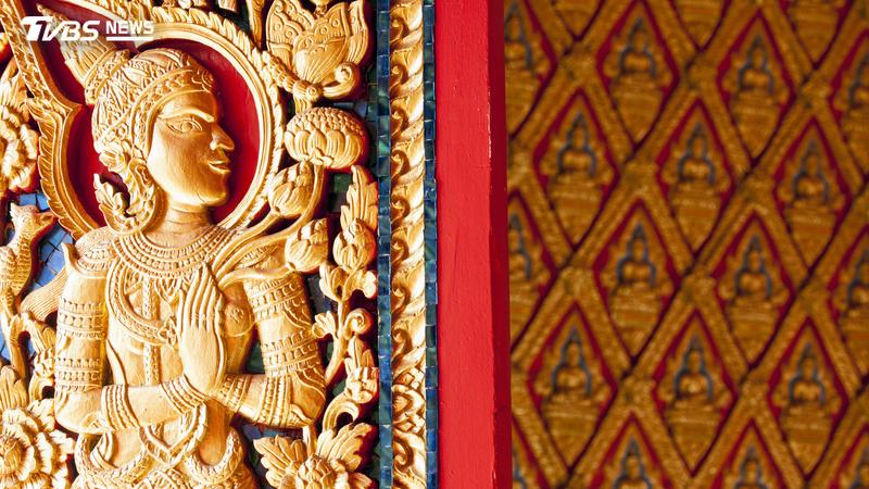 泰國大城府「百萬魯士廟」近期掀起一股全臉貼金箔的祈福熱潮。(示意圖/達志影像美聯社)