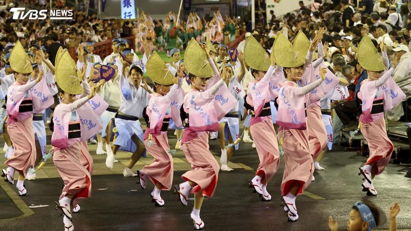 每年夏天盛大登場、擁有超過400年歷史的阿波舞祭典,讓這條古意盎然的斜坡老街,化身為全東京最熱鬧的露天舞台。(圖/達志影像美聯社)