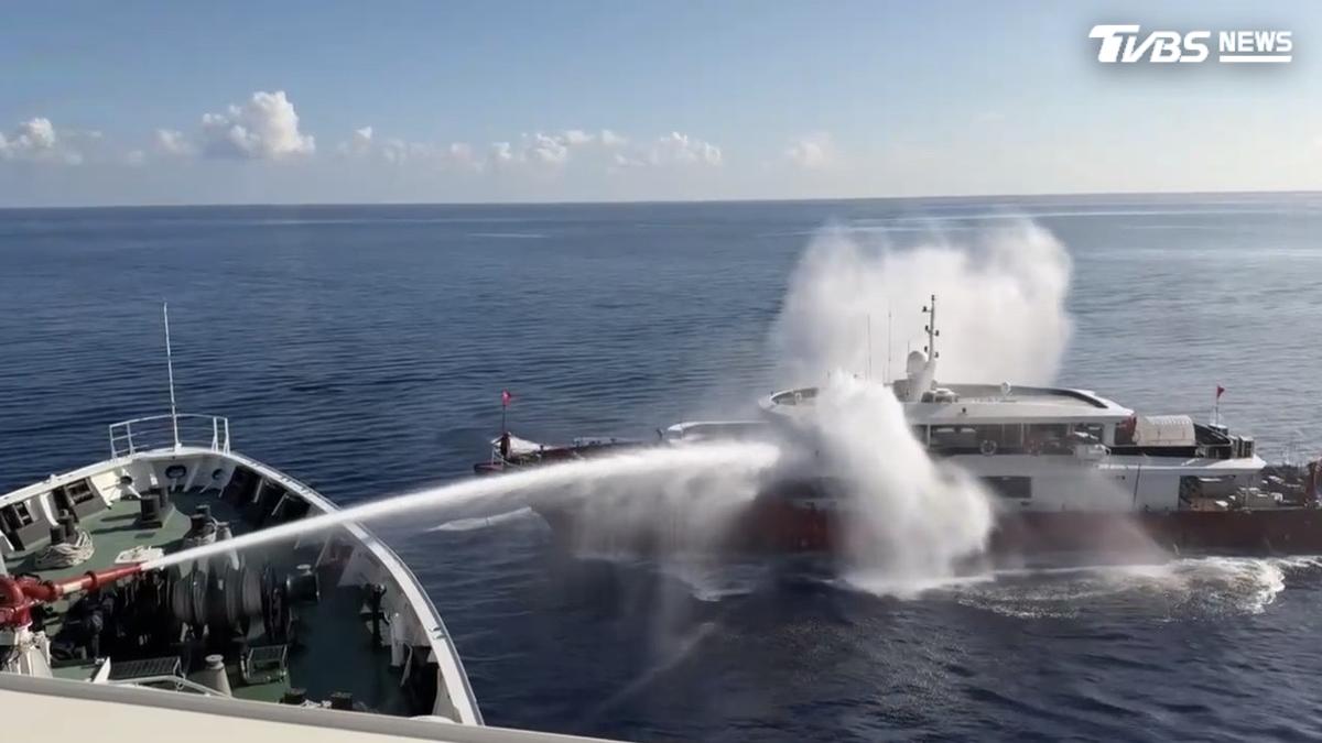 中國漁船越界了!海巡開水砲狂噴驅離