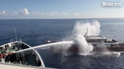 中國漁船越界了!海巡開水砲狂噴驅離 下秒結局大逆轉