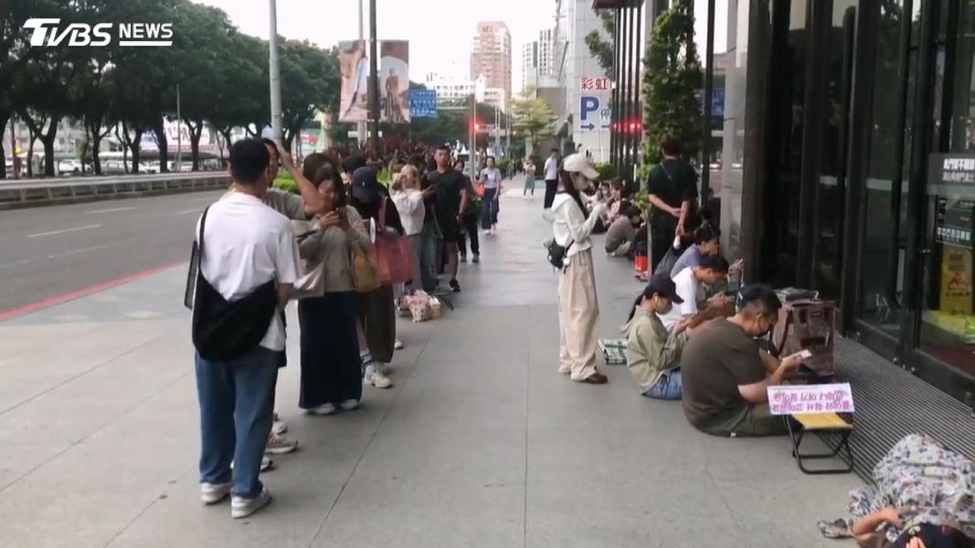 夜排民眾無視公告,網友乾脆號召除了靠牆壁的夜排區外,另外再排一列晨排隊伍,而工作人員從夜排隊伍發放號碼牌,此舉引爆現場怒火(圖/TVBS)