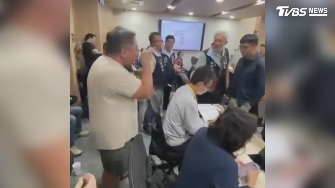 南科四期沙崙園區二階環評會議,現場卻爆發激烈爭論,環保團體與多名當地里長針對程序問題針鋒相對,火藥味十足(圖/翻攝Threads@hanji0403_)