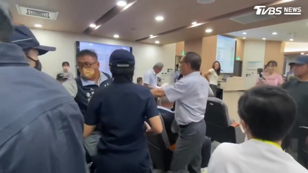 台南當地環保團體及里長激烈的爭執一度迫使主辦單位暫停會議,派人到場邊安撫雙方情緒(圖/翻攝Threads@hanji0403_)