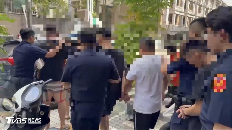 警方逮捕兩方人馬。(圖/TVBS)